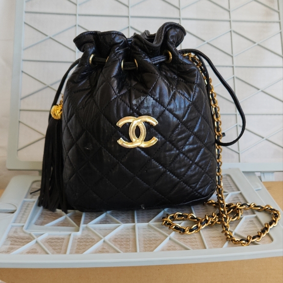 no brand Handbags - Black Quilted Crossbody Bag with Gold Chain